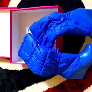 I’m selling winter wedge boots in a color blue .